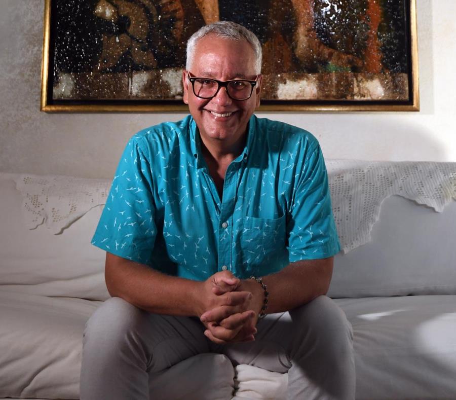 En la foto está Eric Tabales, artista. (semisquare-x3)