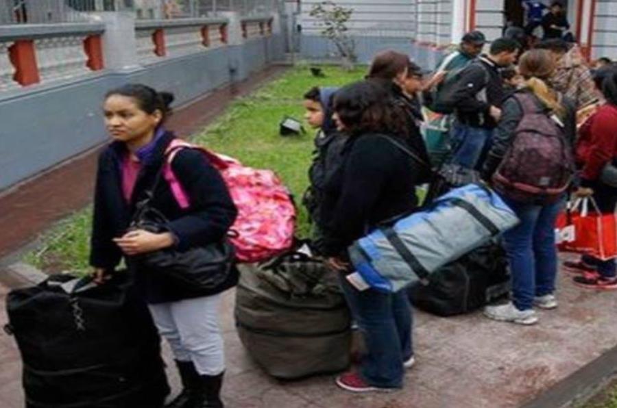 Migrantes venezolanos esperan afuera de la embajada de su país un autobús que los transportará al aeropuerto, en Lima, Perú. (semisquare-x3)
