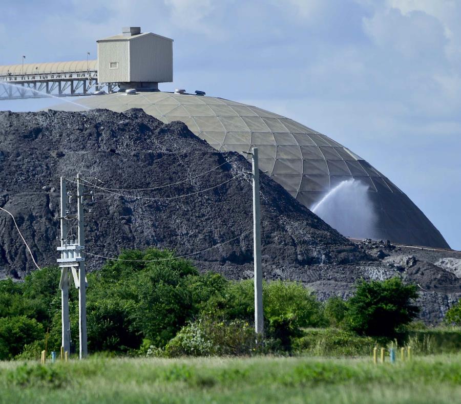 Imagen del 2016 que se ve la montaña de Agremax, cenizas humedecida, dentro de las instalaciones de AES en Guayama. (GFR Media) (semisquare-x3)