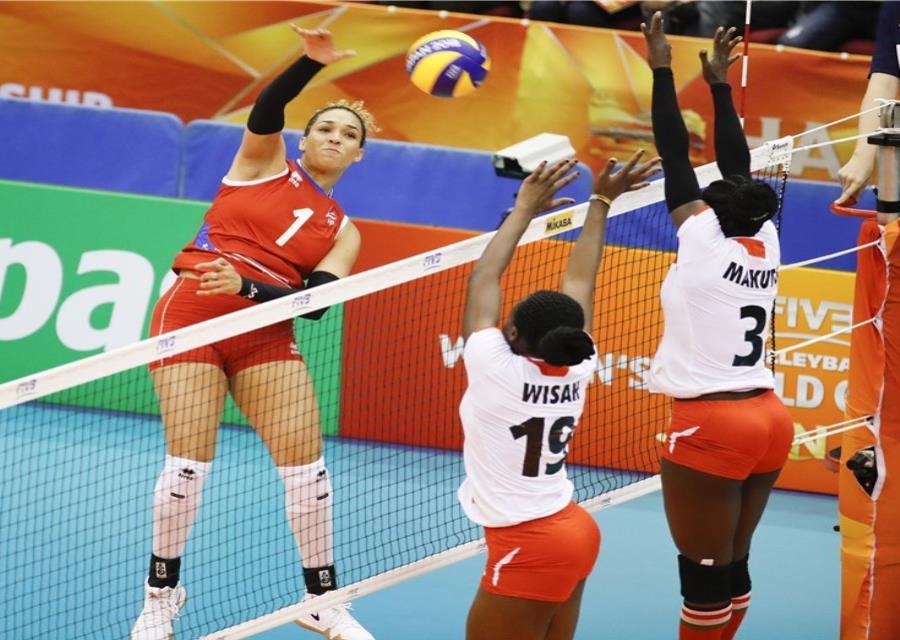 Daly Santana remata ante dos jugadoras de Kenia. (Imagen de la página FIVB) (semisquare-x3)