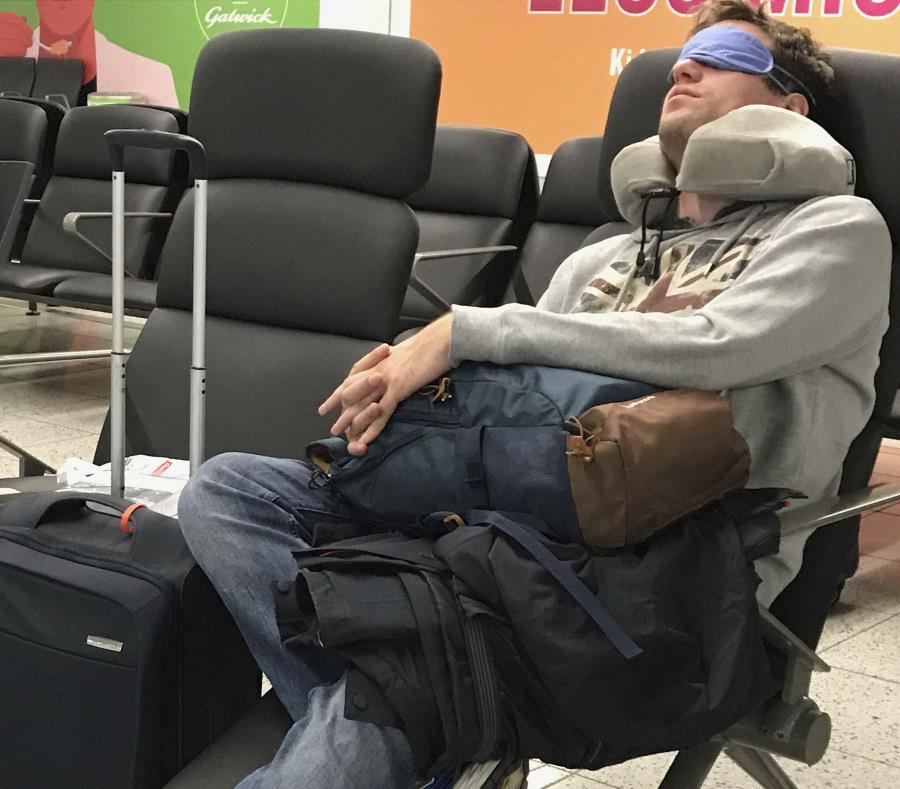 Los pasajeros tuvieron que esperar horas por tomar su vuelo. (AP) (semisquare-x3)