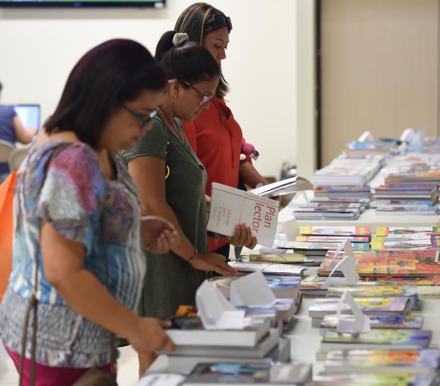 Las regiones educativas se encargaron de seleccionar libros para las materias de español, ciencia, inglés, matemáticas y estudios sociales. (semisquare-x3)