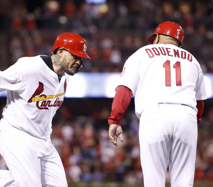 Yadier Molina choca manos con el coach de tercera base José 'Cheito' Oquendo camino al plato después de su cuadrangular. (AP) (semisquare-x3)
