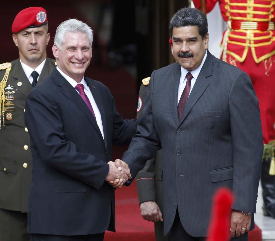 El presidente de Cuba, Miguel Díaz-Canel (izq.) visitó Venezuela el pasado 30 de mayo y se reunió con su contraparte venezolano, Nicolás Maduro. (AP / Ariana Cubillos) (semisquare-x3)