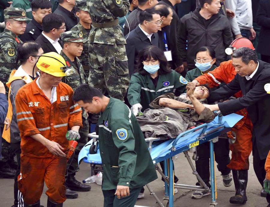 Esta fotografía propocionada por la agencia de noticias estatal de China, Xinhua, muestra un trabajador tras haber sido rescatado de una mina de carbón en la provincia china de Shandong. (semisquare-x3)