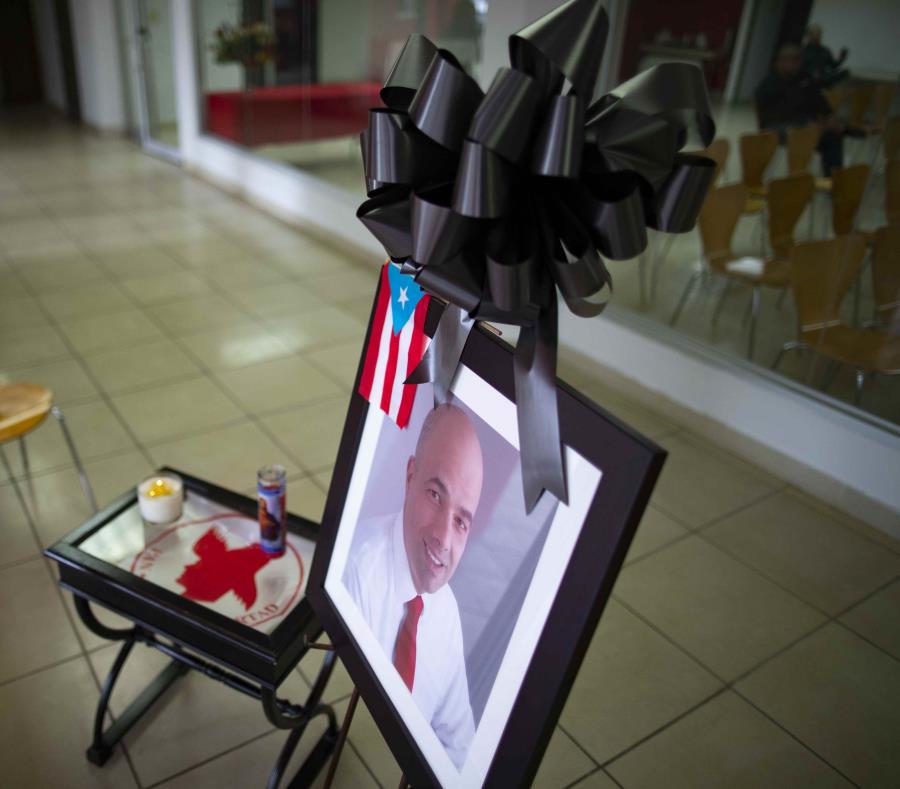 Un crespón negro acompaña una foto de Héctor Ferrer en la sede del PPD (semisquare-x3)