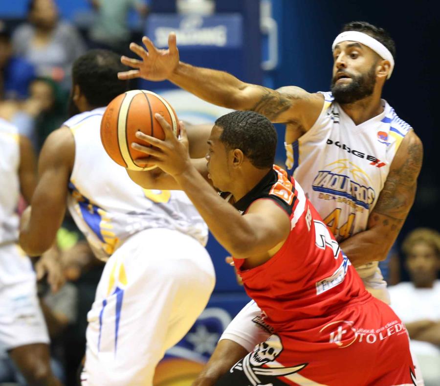Javier Mojica (extrema derecha) ayudó a los Piratas de Quebradillas a ganar el campeonato del BSN el año pasado. (semisquare-x3)