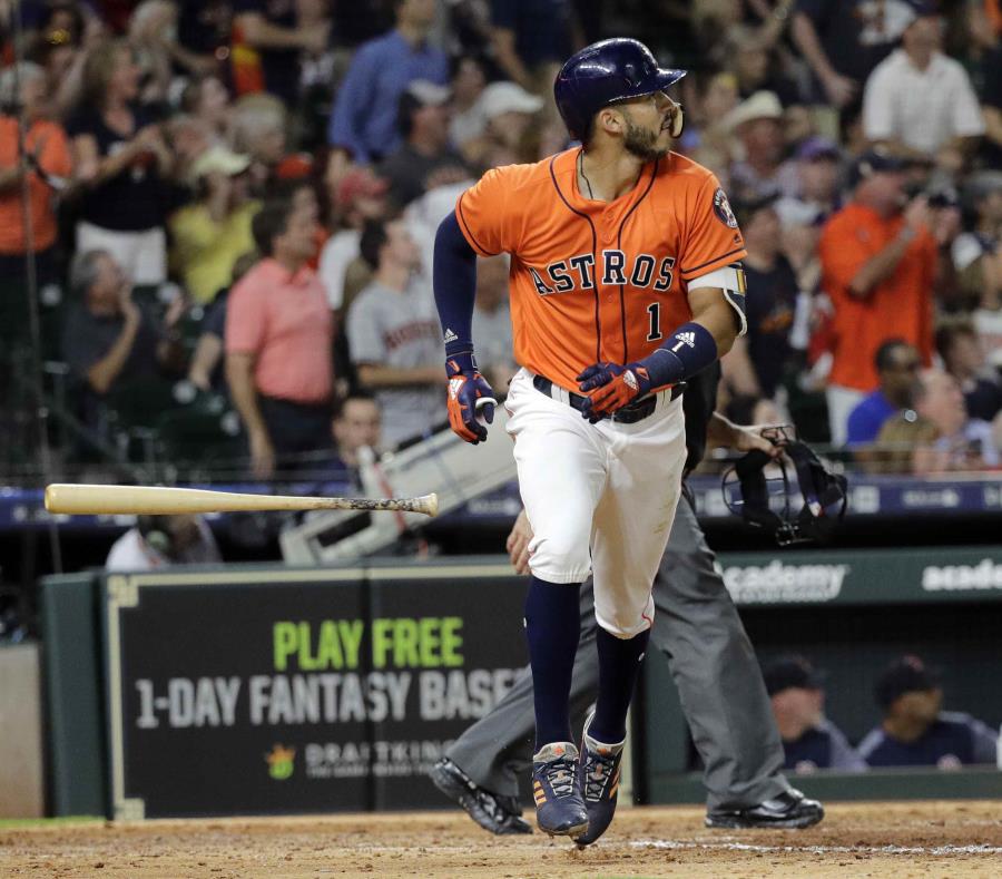 Carlos Correa observa su cuadrangular contra Boston en la octava entrada. (AP) (semisquare-x3)