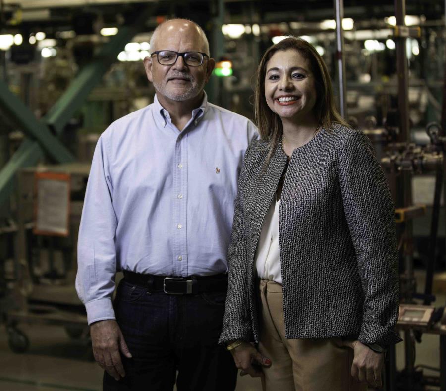 Paul T. Hargen, gerente general y director de HP Inc., junto a Arlene Pérez, gerente de Recursos Humanos para Centroamérica y el Caribe. (semisquare-x3)
