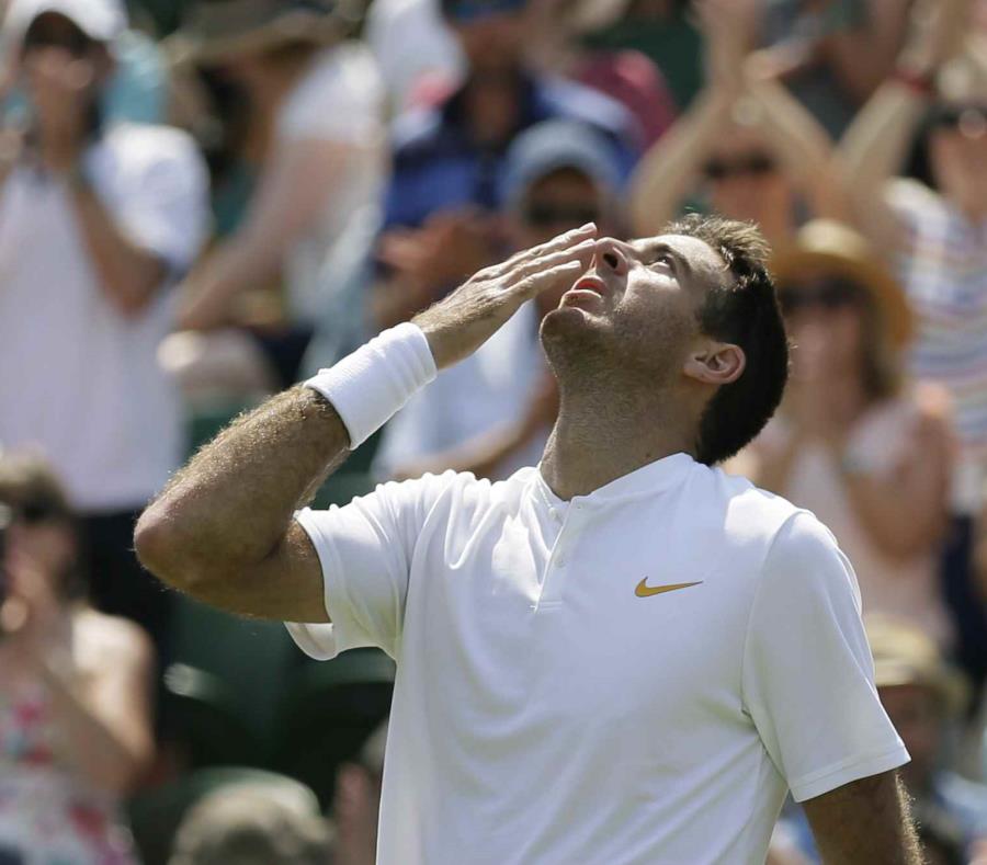 El argentino Juan Martín del Potro celebra tras vencer al francés Benoit Paire en la tercera ronda del torneo de Wimbledon. (AP) (semisquare-x3)