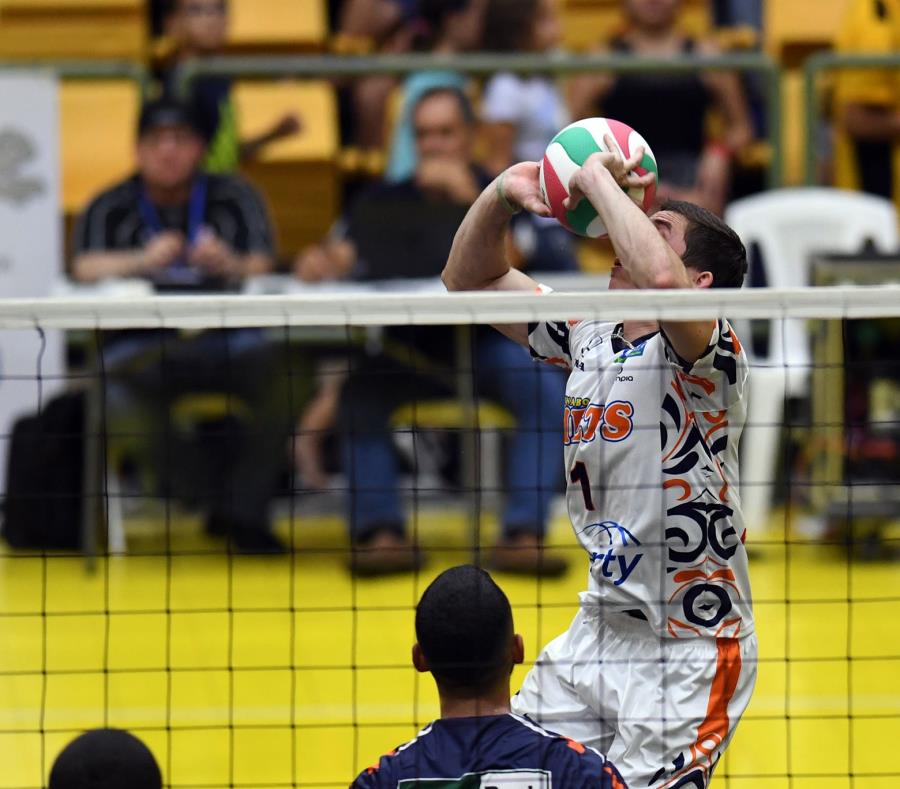 Victoria para los Mets en el inicio de la temporada de voleibol masculino (semisquare-x3)