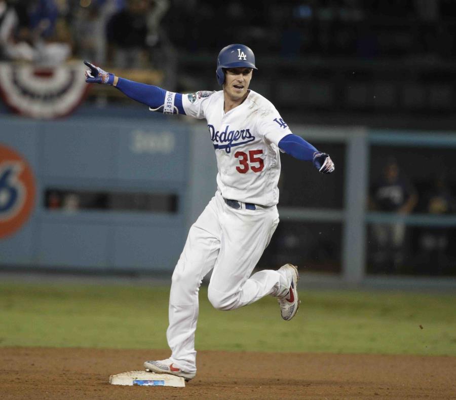 El jugador de los Dodgers de Los Ángeles, Cody Bellinger, reacciona tras pegar el hit definitivo que selló la victoria de su equipo en el 13er inning en el Juego 4 de la Serie de Campeonato de la Liga Nacional ante los Cerveceros de Milwaukee en Los Ángel (semisquare-x3)