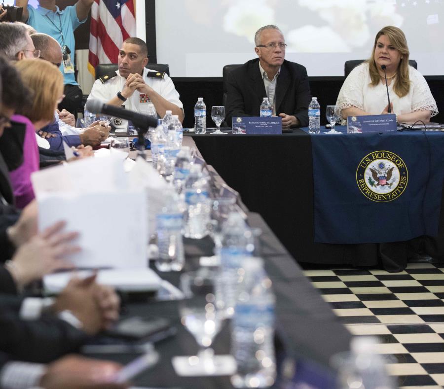 La comisionada residente Jenniffer González se reunió con alcaldes miembros de la Asociación de Alcaldes y representantes de agencias federales para discutir asignaciones de fondos federales. (GFR Media) (semisquare-x3)