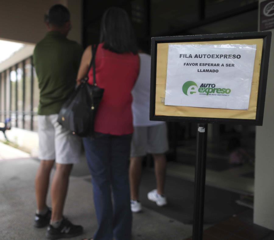 Fila de ciudadanos en las afueras de a oficina del AutoExpreso en Guaynabo. (semisquare-x3)