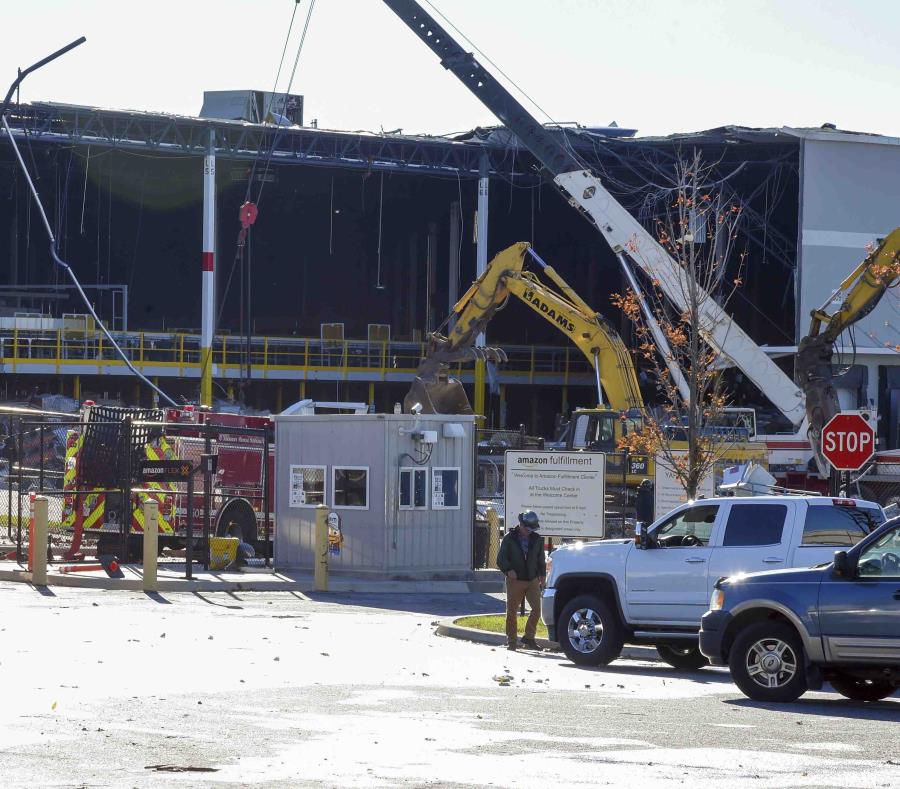 Personal de emergencias evalúa los daños después de que una construcción colapsara por el clima dentro del almacén de distribución de Amazon en Baltimore. (AP) (semisquare-x3)