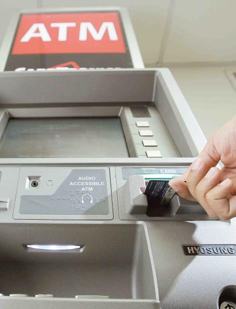 solo 430 de los 1,666 de cajeros automáticos que hay a través de la isla están en funciones. Esto representa un 36.87% del mercado. (vertical-x1)