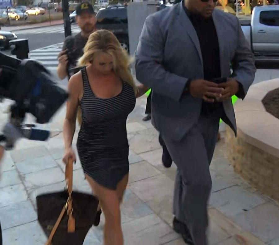Stormy Daniels es escoltada por personal de seguridad a su llegada al club nocturno