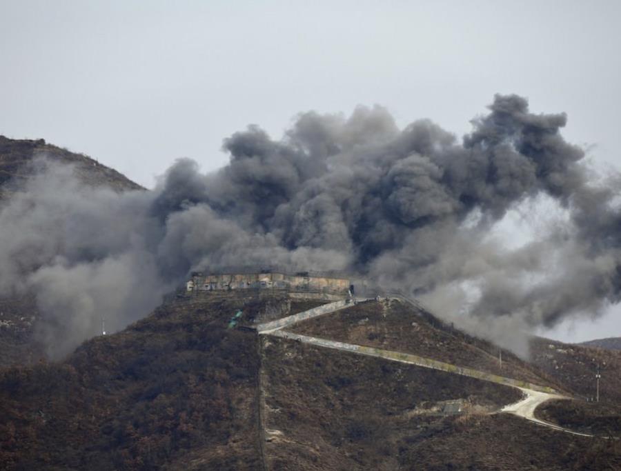una explosión que forma parte del desmantelamiento de puestos de guardia surcoreanos en la zona desmilitarizada que divide la Península de Corea, en Cheorwon (semisquare-x3)
