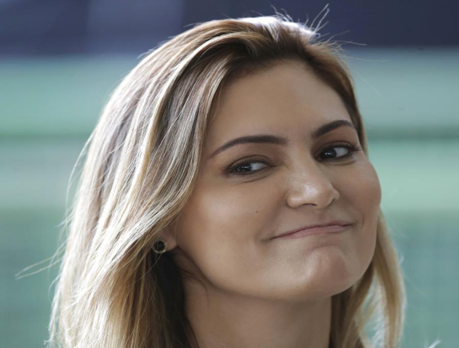 La futura primera dama de Brasil, Michelle Bolsonaro (semisquare-x3)