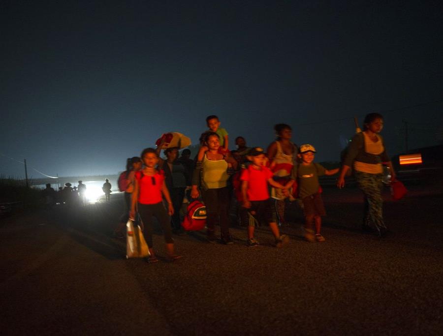 Una familia camina junto a otros migrantes centroamericanos en una caravana de miles de personas que lentamente se dirige a la frontera entre México y Estados Unidos, en las afueras de Arriaga, México. (AP Foto/Rodrigo Abd) (semisquare-x3)