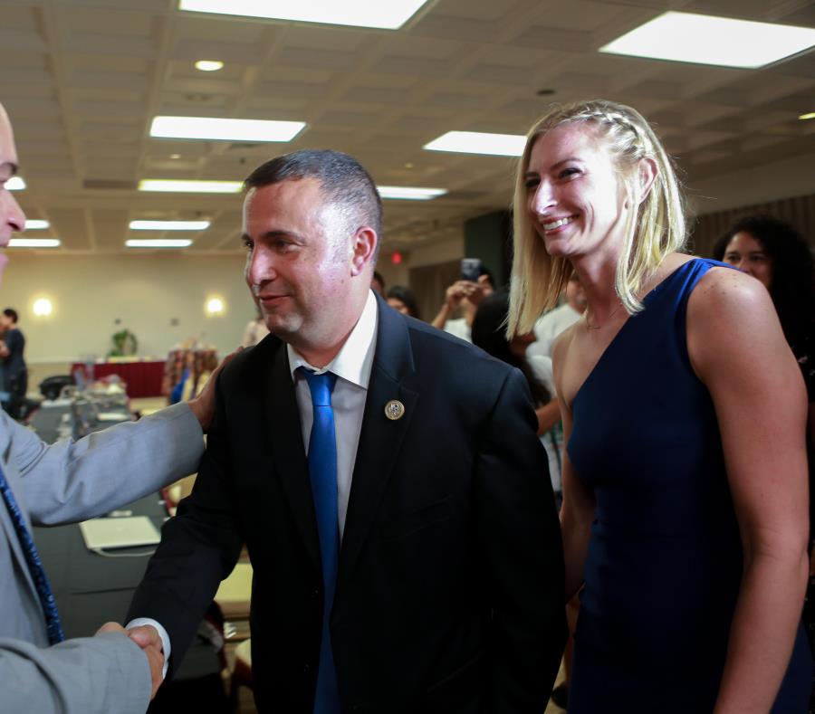 Darren Soto, congresista de ascendencia puertorriqueña junto a su esposa Amanda, la noche de las primarias (semisquare-x3)