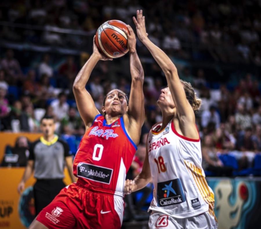 Jennifer O'Neill intenta marcar un canasto ante la defensa de Queralt Casas. (Cortesía FIBA) (semisquare-x3)