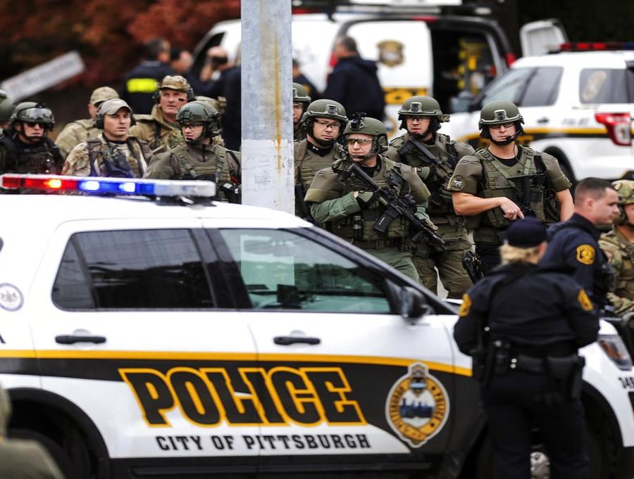 Un nutrido grupo de policías recorre la calle tras un ataque a una sinagoga en Pittsburgh, el 27 de octubre del 2018 (Alexandra Wimley/Pittsburgh Post-Gazette vía AP) (semisquare-x3)