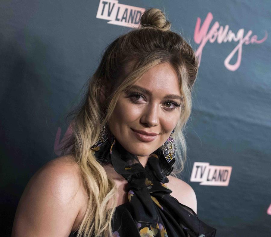 Hilary Duff (semisquare-x3)