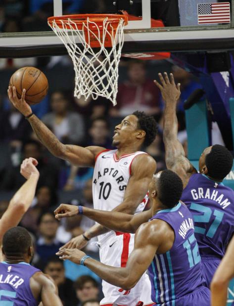 DeMar DeRozan encesta en el partido contra los Hornets. (AP / Nell Redmond) (vertical-x1)