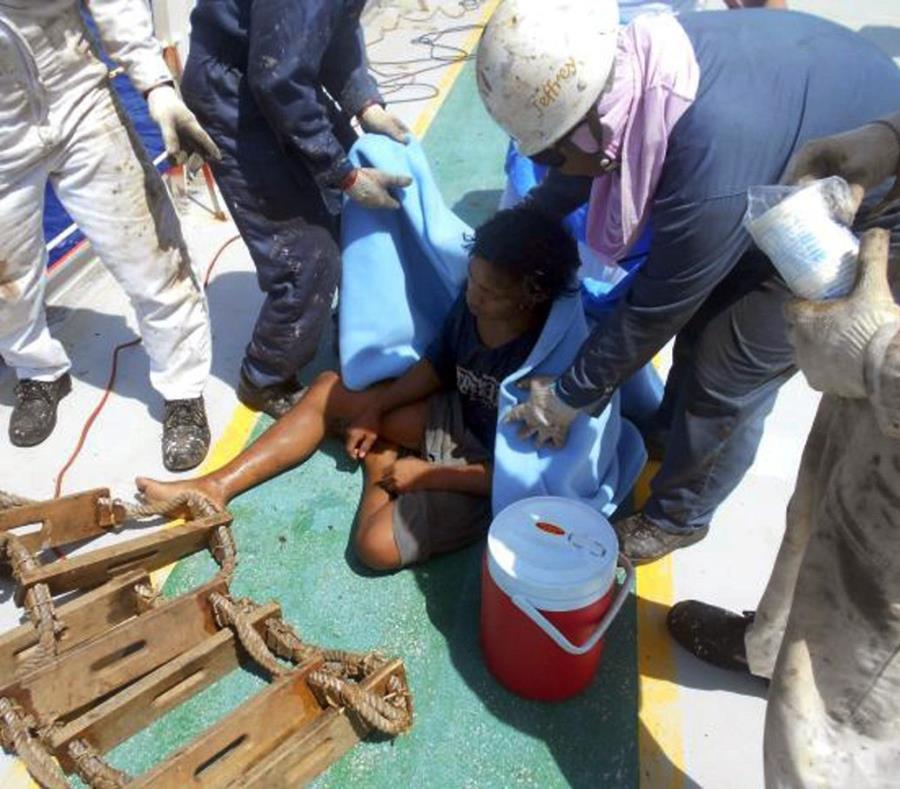 El joven indonesio Aldi Novel Adilang sobrevivió 48 días a la deriva en alta mar en una trampa flotante para peces, hasta que lo rescató un barco carguero en aguas de Guam y lo dejó en Japón. (EFE) (semisquare-x3)