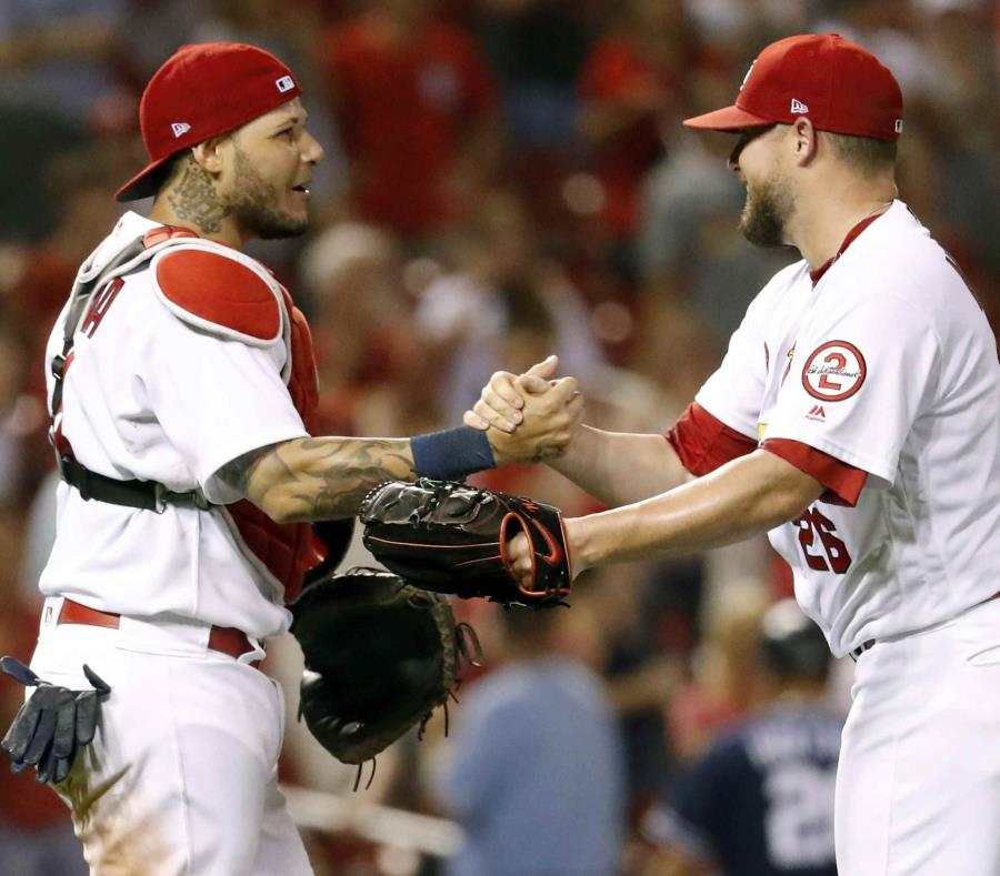 El receptor Yadier Molina (izq.) lleva 15 temporadas en uniforme de los Cardenales de San Luis. (AP / Jeff Roberson) (semisquare-x3)