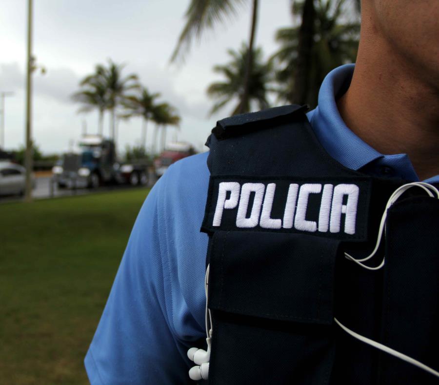 Agentes de la División de Propiedad del Cuerpo de Investigaciones Criminales de Bayamón investigan. (GFR Media) (semisquare-x3)