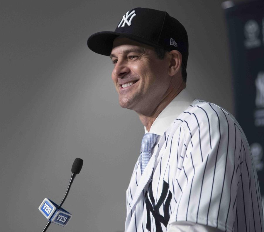 El nuevo dirigente de los Yankees, Aaron Boone, contesta preguntas de los medios de comunicación luego de ser presentado formalmente por la franquicia. (AP / Mary Altaffer) (semisquare-x3)