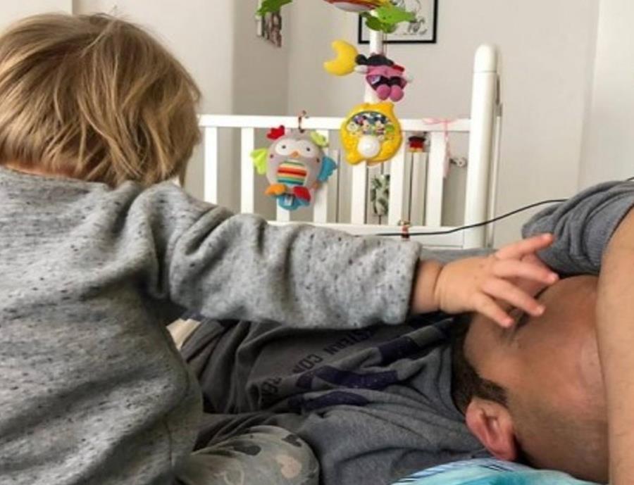 Luca Trapanese adoptó a Alba, una niña de solo un mes con síndrome de Down (semisquare-x3)