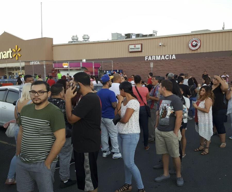 Fila de clientes en una tienda Walmart en la venta del Madrugador de 2017. (GFR Media) (semisquare-x3)