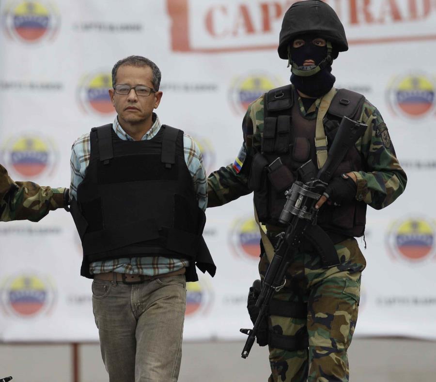 El colombiano Jorge Milton Cifuentes Villa es escoltado por agentes poco antes de ser deportado. (semisquare-x3)