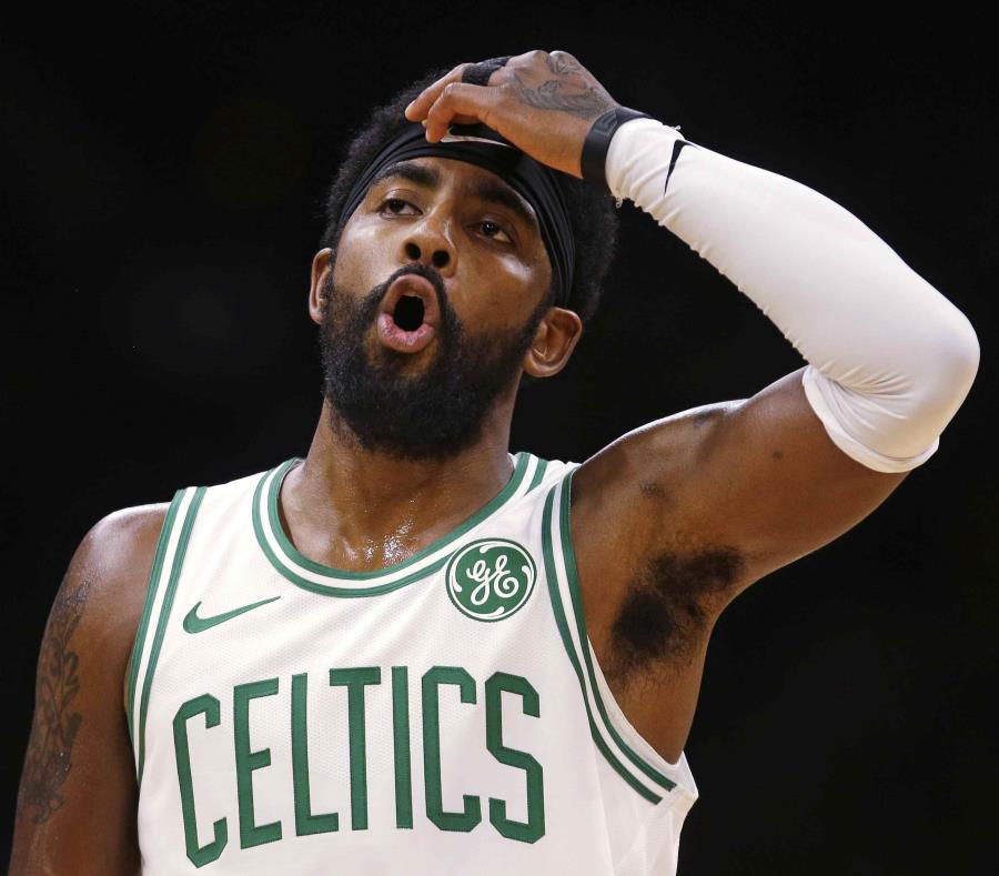 El base de los Celtics de Boston, Kyrie Irving, gesticula durante el primer cuarto de un juego de pretemporada de la NBA contra los Hornets de Charlotte. (AP) (semisquare-x3)