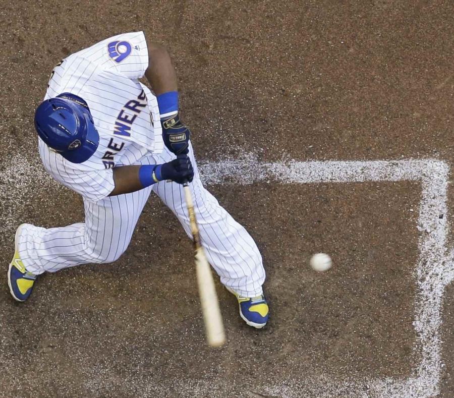 El jugador de los Cerveceros de Milwaukee, el venezolano Jesús Aguilar, conecta un jonrón de tres carreras durante el octavo inning de un juego de béisbol contra los Bravos de Atlanta el domingo 8 de julio de 2018, en Milwaukee. (AP) (semisquare-x3)
