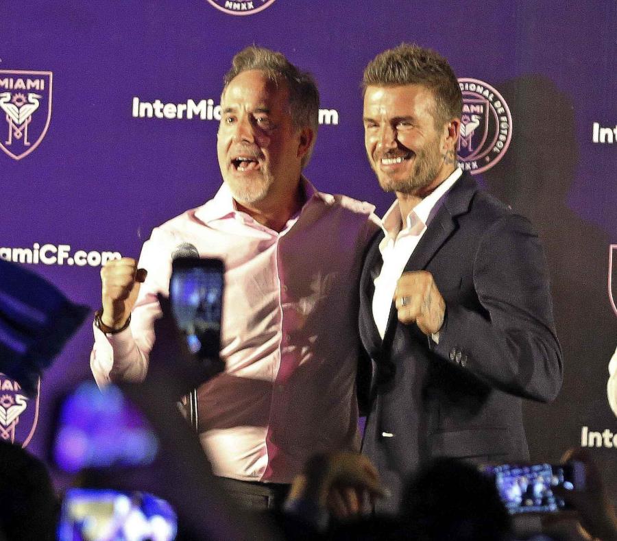 Jorge Mas y David Beckham festejan en Coral Gables, luego que los votantes en Miami aprobaron que la ciudad negocie un acuerdo para otorgar terrenos para un estadio de fútbol. (AP) (semisquare-x3)