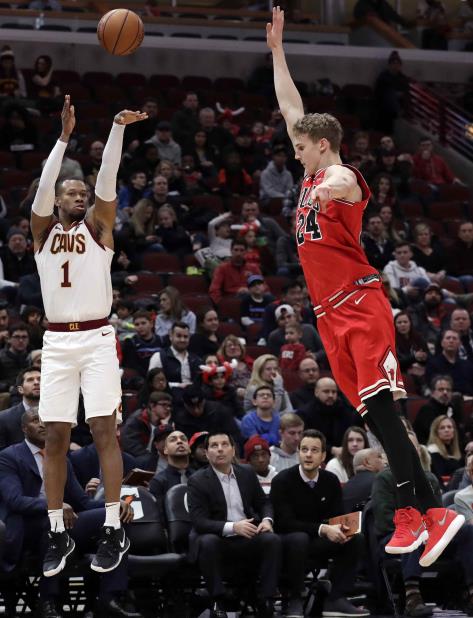 El alero de los Cavaliers de Cleveland Rodney Hood dispara por encima del alero de los Bulls de Chicago Lauri Markkanen en la segunda mitad del juego del domingo 27 de enero de 2019 en Chicago. (AP) (vertical-x1)