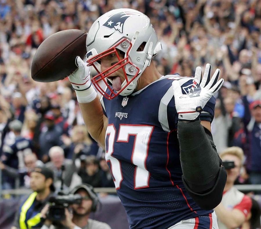 Rob Gronkowski, tight end de los Patriots de Nueva Inglaterra, festeja tras anotar ante los Texans de Houston. (AP / Steven Senne) (semisquare-x3)