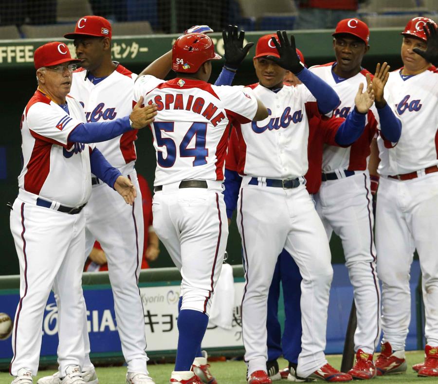 Alfredo Despaigne, número 54, celebra con su equipo durante el Clásico del Caribe cuando anotó una carrera ante la guardia de Japón. (AP) (semisquare-x3)