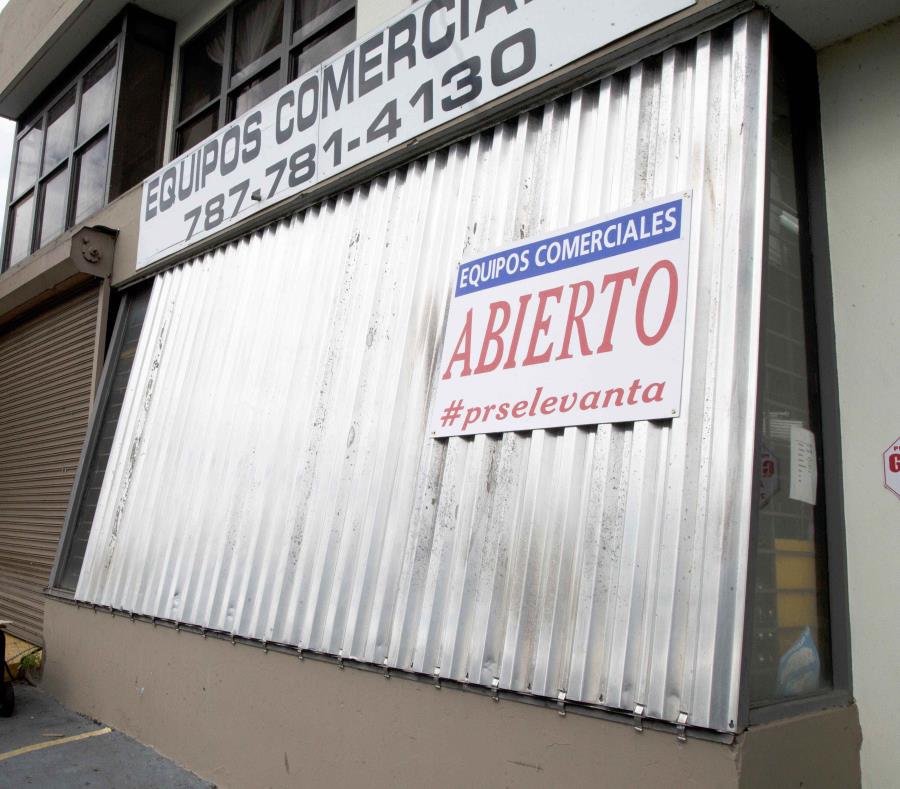 Un comercio en la avenida Central, en Puerto Nuevo, que se vio afectado por la falta de luz después del huracán María. (GFR Media) (semisquare-x3)