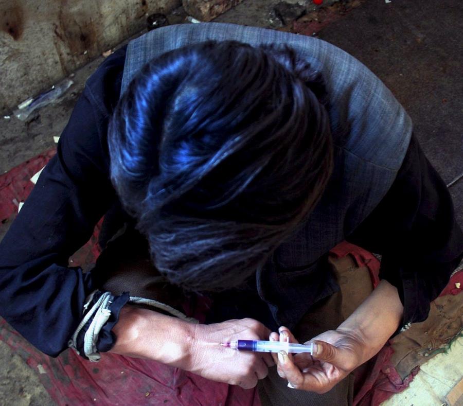 Un drogadicto mientras se inyecta heroína. (EFE) (semisquare-x3)