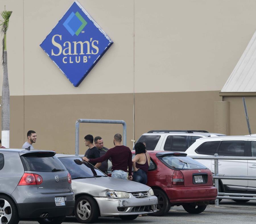 Sorprendidos los empleados cesanteados de tienda Sam’s en Humacao (semisquare-x3)