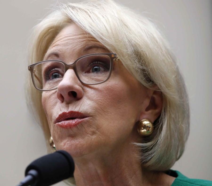 La secretaria de Educación de Estados Unidos, Betsy DeVos, es interpelada en el Congreso en mayo pasado. (AP) (semisquare-x3)