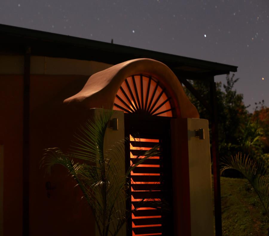 La estructura en superadobe ubicada en la Finca Plenitud PR, en Las Marías, resistió el embate del huracán María hace casi un año. En la estructura, hay servicio de electricidad (semisquare-x3)