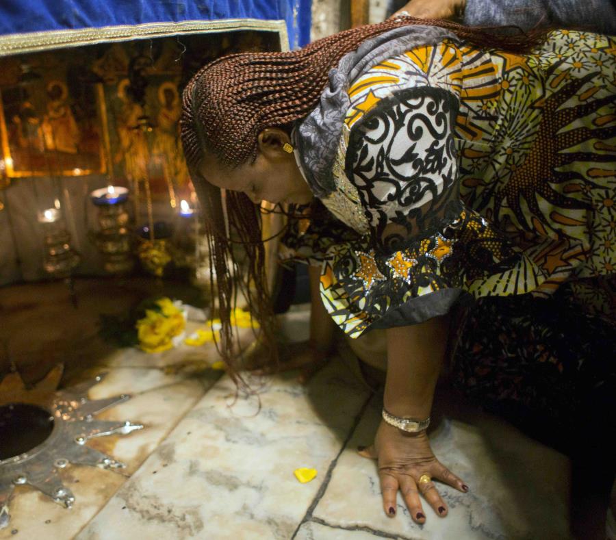 Una cristiana reza en la cueva de la Basílica de la Natividad, el lugar de nacimiento de Jesucristo reconocido por los cristianos, en la ciudad cisjordana de Belén, el domingo 23 de diciembre de 2018. (AP Foto/Nasser Nasser) (semisquare-x3)