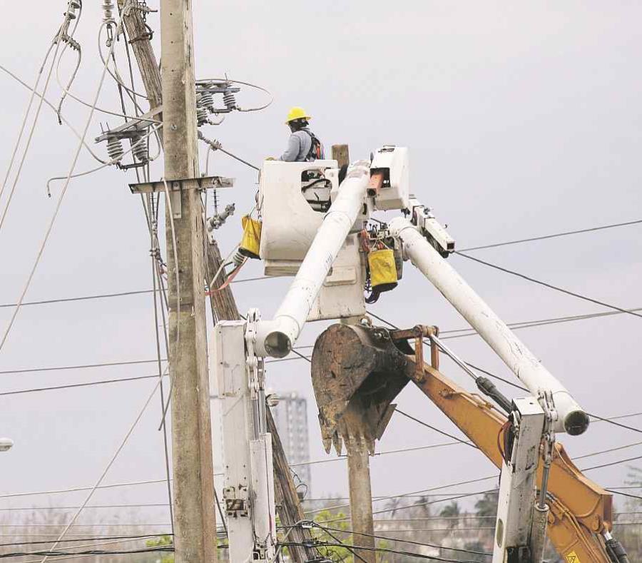 Personal de la Autoridad de Energía Eléctrica trabajaba ayer en la intersección de Rexville en Bayamón. (semisquare-x3)