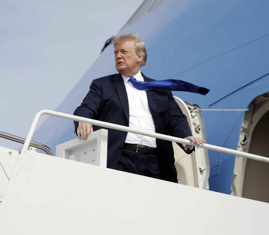 El presidente Donald Trump aborda el avión presidencial en la Base de la Fuerza Aérea Andrews, en Maryland. (AP) (semisquare-x3)